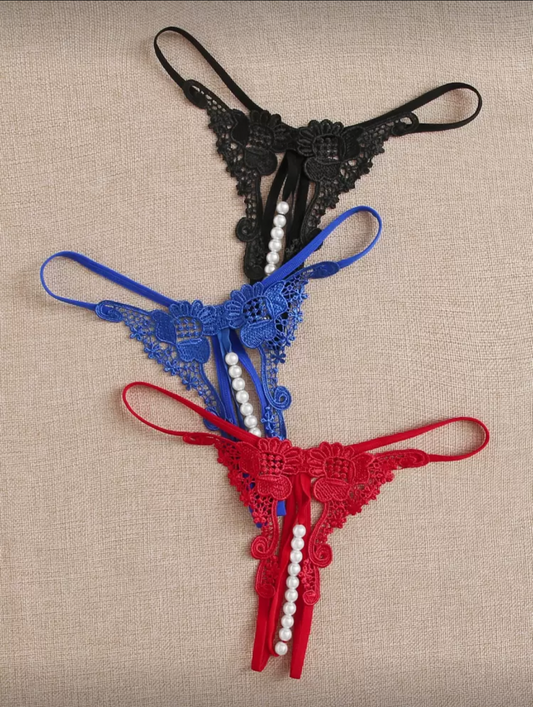 Tanga con abertura y perlas