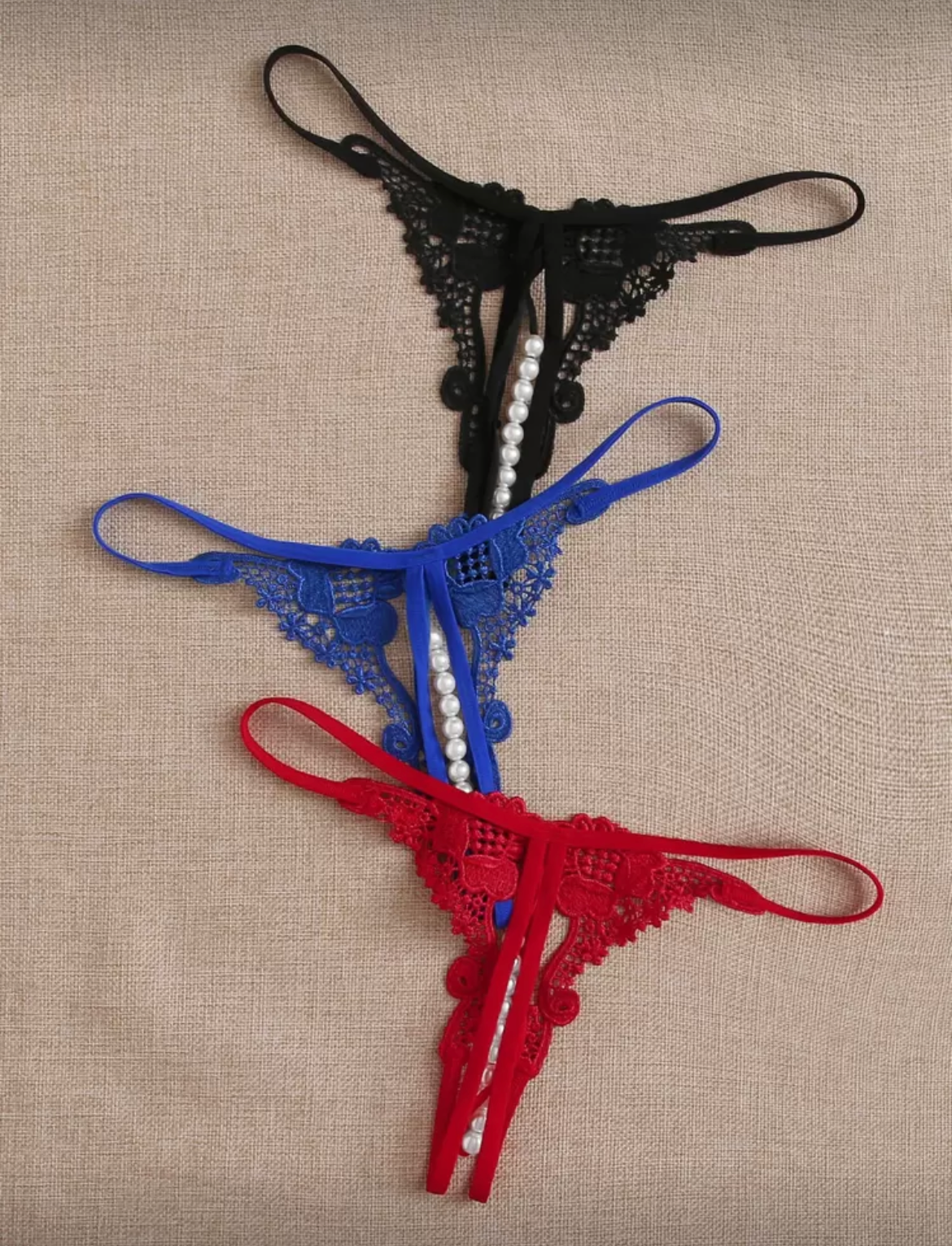 Tanga con abertura y perlas